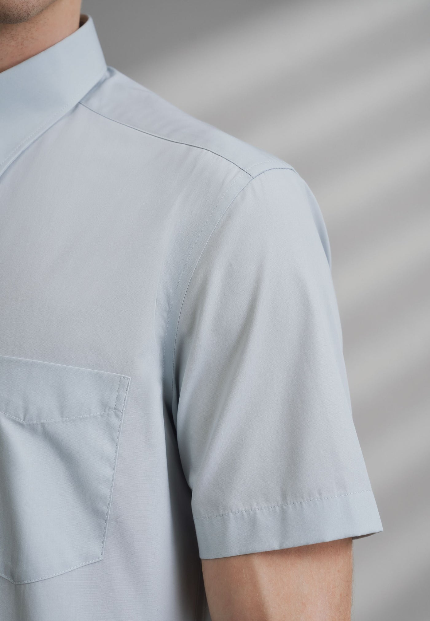 เสื้อเชิ้ตแขนสั้นแบบทางการสำหรับผู้ชาย Smart Fit
