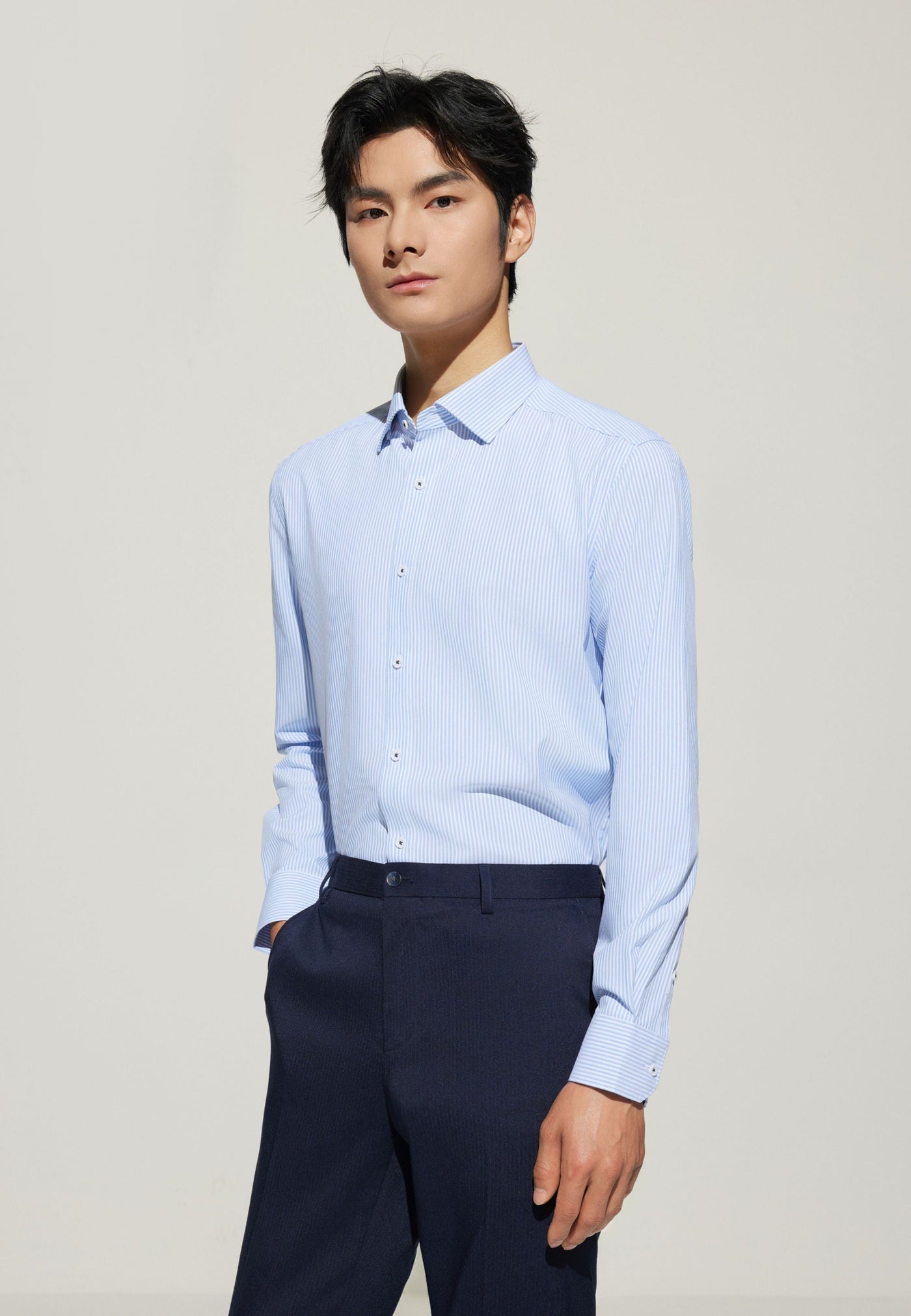 เสื้อเชิ้ตแขนยาวแบบทางการสำหรับผู้ชาย Smart Fit