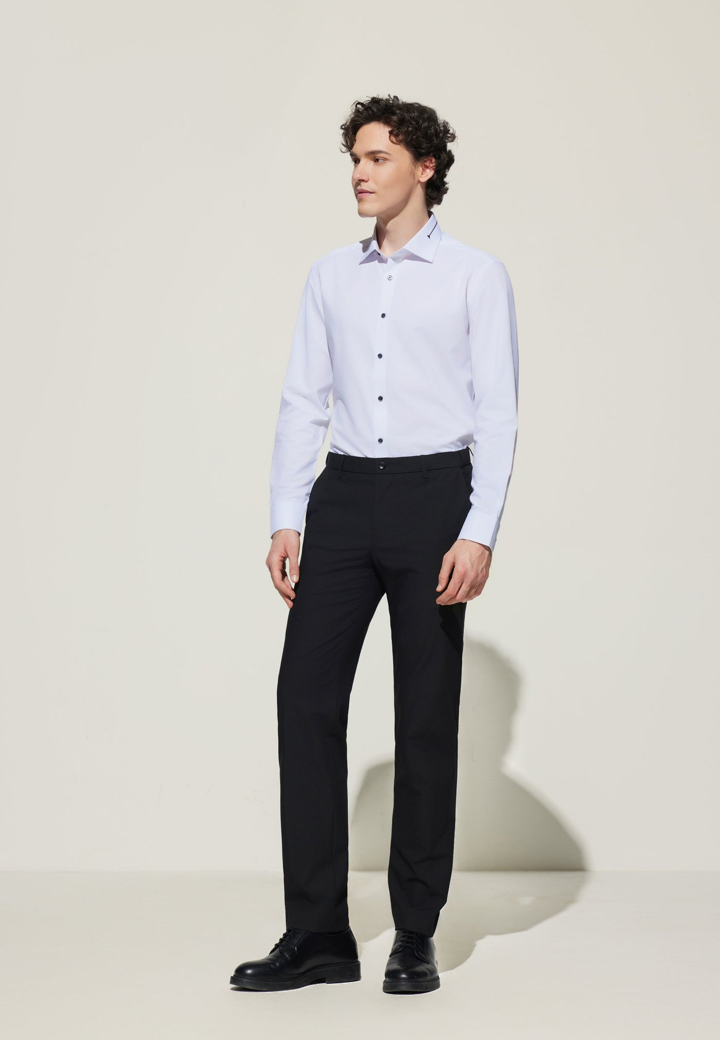 เสื้อเชิ้ตแขนยาวแบบทางการสำหรับผู้ชาย Smart Fit