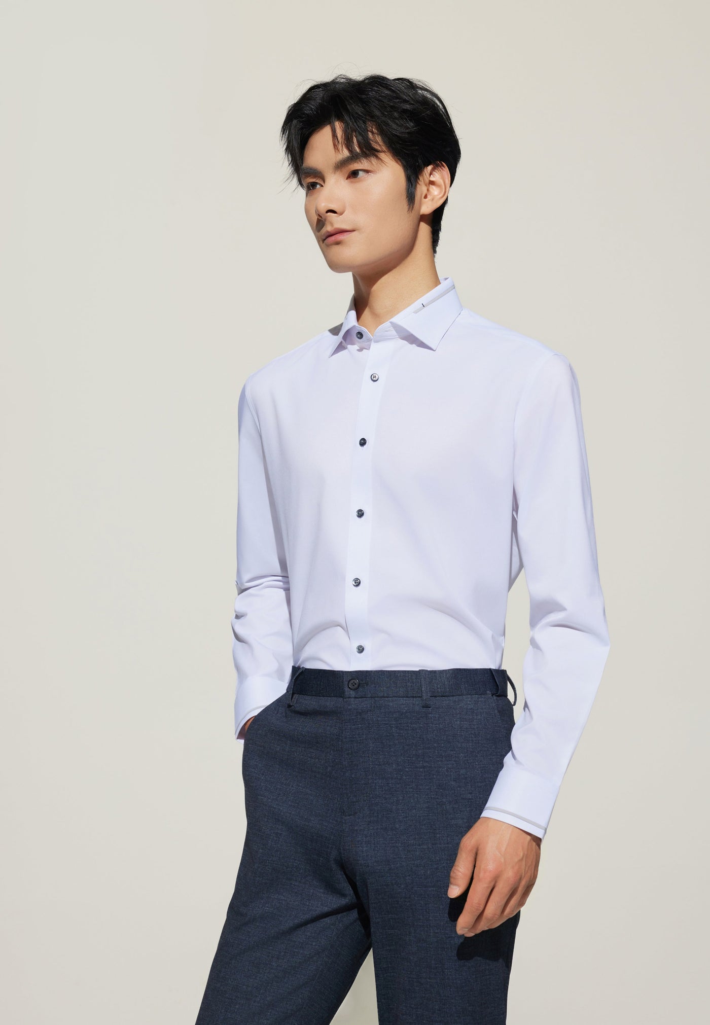 เสื้อเชิ้ตแขนยาวแบบทางการสำหรับผู้ชาย Smart Fit