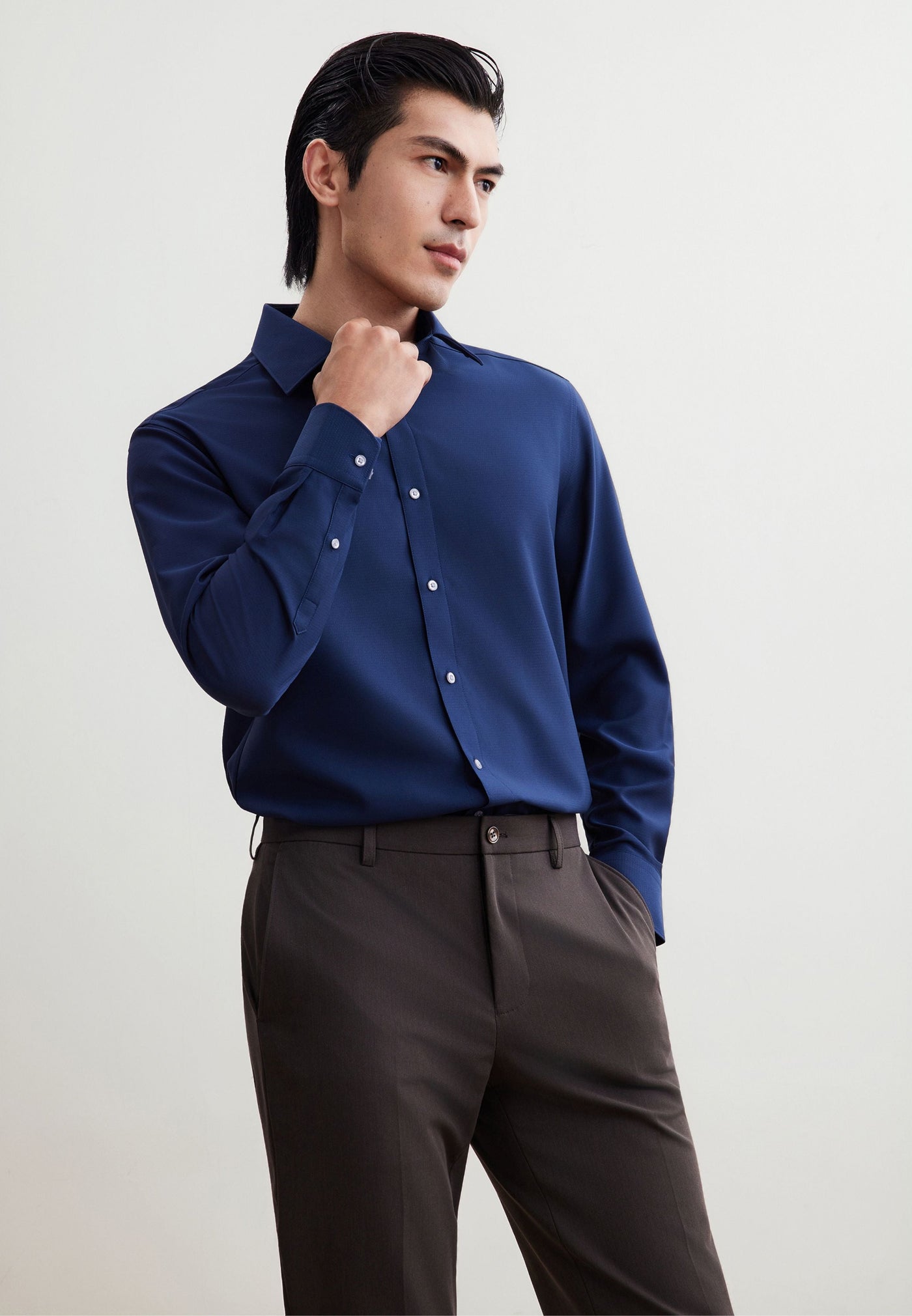 เสื้อเชิ้ตแขนยาวแบบทางการสำหรับผู้ชาย Smart Fit