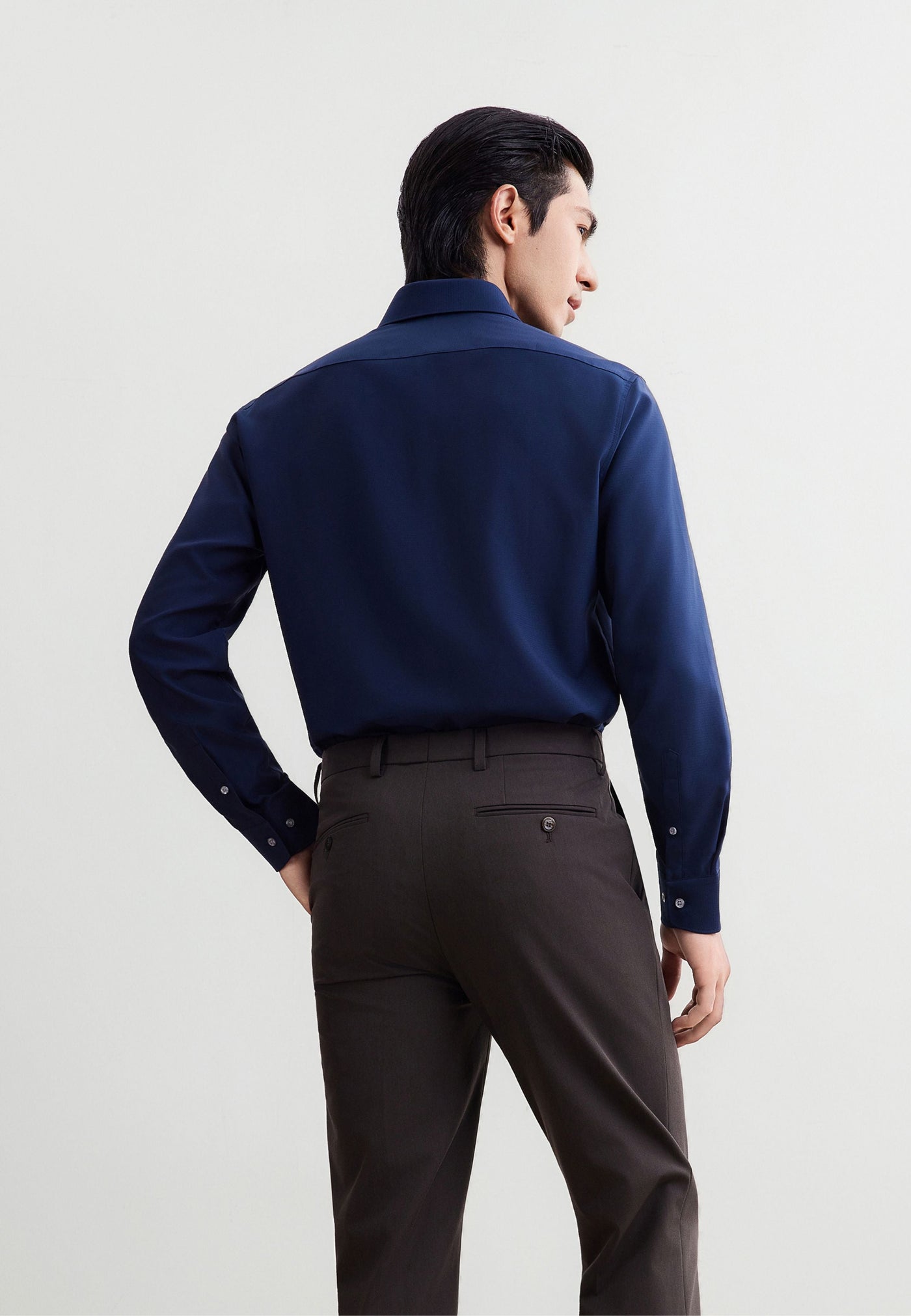 เสื้อเชิ้ตแขนยาวแบบทางการสำหรับผู้ชาย Smart Fit